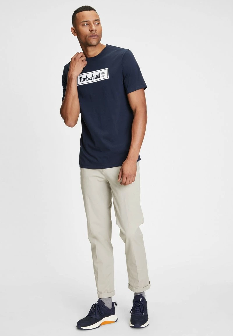 Timberland Uomo LINEAR - T-shirt Con Stampa - Dark Sapphire 2 Timberland Uomo LINEAR - T-shirt Con Stampa - Dark Sapphire - immagine 2