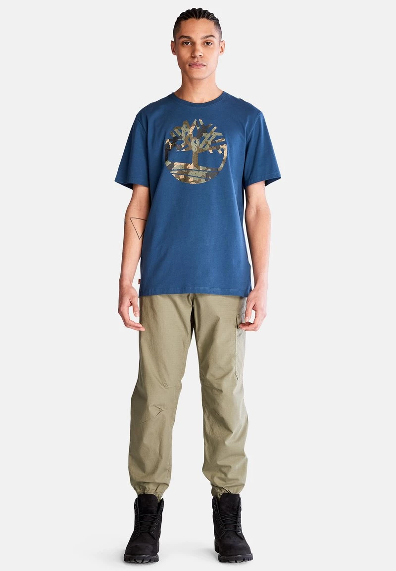 Timberland Uomo TREE CAMO - T-shirt Con Stampa - Dark Denim 2 Timberland Uomo TREE CAMO - T-shirt Con Stampa - Dark Denim - immagine 2